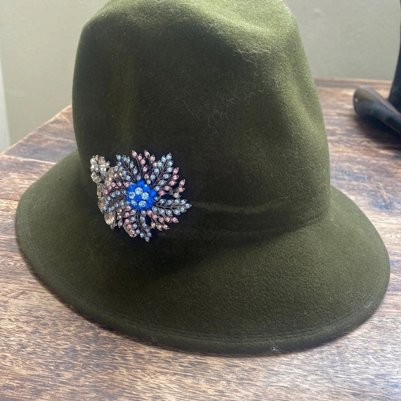 Cutest vintage green felt hat with vintage rhinestone brooches - Picture 3 of 8
